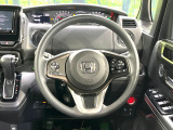 インテリアに合わせたデザインのステアリングは、運転される方のことも考え、運転しやすい形状、大きさです。是非一度、実際に触ってお確かめください。