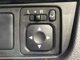【電動格納ミラー】サイドミラーは電動格納式となっており、狭い駐車場でもキズがつくリスクを抑えられます。