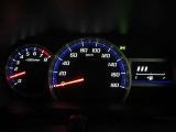 運転席のメータパネル類は常に視界に入る場所ですので、大事なチェックポイントです。ぜひ実際にご乗車ください。