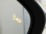 【BSM(ブラインドスポットモニター)】・・・隣の車線を走る車両をレーダーで感知。車両を感知するとドアミラーに搭載されたLEDインジケーターが点灯。