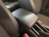 【アームレスト】運転時の疲労軽減にもなるアームレストがついています!