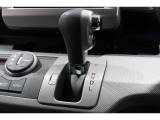 インパネシフトだから視線の移動も少なく足元もスッキリ♪運転席もゆったりしているのでゆとりを持ってドライブできますね!