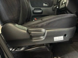 運転席シートのヘタリも少なく、室内は目立つ汚れやシミ、気になる臭い等もございません。年式のわりにとても綺麗な状態のお車です。