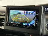 リバースギアに入れるだけで後方の表示へ切り替わります。夜間や雨の日の駐車も楽になりますよ。