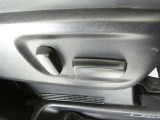 運転席電動シートは、シートポジションを細かく調整できるので長時間の運転もリラックスできますね。