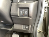 パワースライドドアの開閉はスマートキーのリモコンやドアノブは勿論、運転席側のスイッチ操作でも開閉ができ、安全・簡単です。