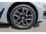 【BMWアロイホイール】軽量かつ強度に拘ったアロイホイール。走行性能ポテンシャルを引き出す設計。タイヤのサイドウォールが強化されたランフラットタイヤは、パンク時にタイヤがつぶれてもリムから外れません。