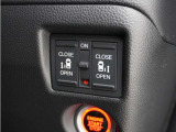◆両側電動スライドドア◆狭い駐車場でも乗り降りが楽々♪お子様が隣の車にドアを当ててしまう心配もございません!小さなお子様連れの方もこれで安心。