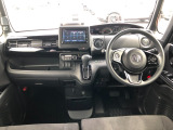 【インパネ全体】手が届きやすく、どなたでも運転しやすいです。シンプルで使いやすい設計になっています!