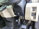 左側に高速で便利なETCがあり、横滑りを防ぐVSAなどのスイッチは、運転席の右側、手の届きやすい位置にあります。