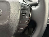 前方の車との車間を設定し、スピードを上げたり緩めたりを自動で行ってくれる追尾式の「レーダークルーズ」。上級装備の一つです!高級車にしかつかない嬉しい機能です。