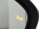 ブラインドスポットモニター装備。隣車線を走る車両を検知。ドアミラーでは確認しにくい後方、側方エリアに存在する車両や急接近してくる車両も検知しドアミラーに搭載されたLEDインジケーターが点灯します。