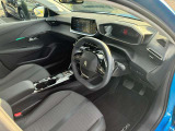 運転席周辺は、プジョー独自の設計思想が生み出した『i-Cockpit』