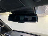 【自動防眩ミラー】夜間走行時、後続車のヘッドライトの反射を自動的に弱くします。 パワーモードONモード、オートミラースイッチONのときに作動。 スイッチ押すごとにON、OFFが切り換わります。