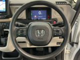 運転にかかわる様々な操作を安全に行えるように視点移動が少なく操作性に配慮されたスイッチ類が凝縮されたコクピットです。