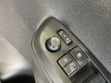 狭い駐車場で便利な電動格納ドアミラーが付いています。