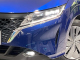 【LEDヘッドライト】悪天候や夜間走行時も良好な視界を確保し安心して運転できる高輝度LEDヘッドライトを装備!点灯速度が早く、消費電力も抑えられています。