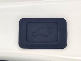 【パワーバックドア】スマートキーや運転席のボタンを押すだけでリアゲートが自動で開閉します!荷物を持っている時や、高い位置にあるバックドアを閉める際に便利な機能です♪