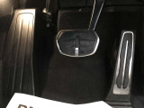 【ペダル】BMWはオルガン式アクセルペダルを採用しています。踏み込む足とペダルが同じ軌跡を描くため、かかとがずれにくく、アクセルコントロールがよりしやすくなるメリットがあります。