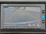 目安となるガイドライン付きのバックカメラを装備しているので、慣れない場所での車庫入れも安心です。