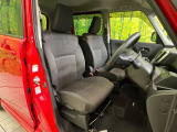運転席まわりには十分なスペースがあり、大柄な方でもゆったり運転していただける環境です。