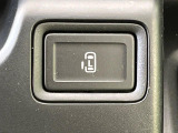 【パワースライドドア】スマートキーや運転席のスイッチでスライドドアの開閉が可能♪電動だから力を入れてドアを開ける必要が無く、小さいお子様でも、重い荷物を持っている時もラクに開け閉めできます♪