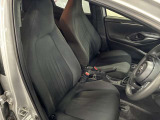 運転席の画像です。足元やシートまわりに余裕があり、リラックスした姿勢で運転が可能です。視界も良好で操作系へのアクセスもしやすく、快適で安心感のあるドライブをサポートします。