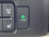 【eコンスイッチ】低燃費運転をサポートするECONモード。スイッチをONすると、エンジンやトランスミッション、A/Cなどを協調制御し、燃費の向上に貢献。エコドライブの効果を高めます。