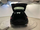 バックドアを開けた状態です。シートを倒せば荷室が広がり、用途に応じた使い方が可能で快適です。