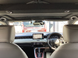 運転時の視界周辺の見やすい位置に、メーターやディスプレーオーディオをレイアウト。スイッチ類は着座姿勢を崩さず自然に手が届く位置に配置され、視線や動作の流れを断ち切らない、運転動作を可能にします。