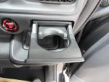 運転席側の手の届きやすい位置にもドリンクホルダーが付いています。