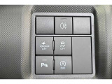 トラクションコントロールとは、すべりやすい路面での発進時や加速時にタイヤの空転を抑え、駆動力確保に貢献する機能です。詳細は販売店スタッフまでおたずねください。