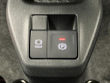 【電動パーキングブレーキ+オートブレーキホールド機能】 指先だけで簡単に操作が可能なパーキングブレーキ、スイッチを押すとブレーキペダルから足を離してもブレーキを保持できるオートブレーキホールド搭載。
