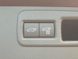 【パワーバックドア】スマートキーや運転席のボタンを押すだけでリアゲートが自動で開閉します!荷物を持っている時や、高い位置にあるバックドアを閉める際に便利な機能です♪