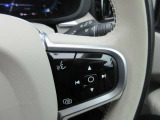 車両の多くの機能を直観的にコントロールでき、ステアリングホイールから手を離す必要がありません。右側ステアリングホイール内蔵リモコンを使用でオーディオシステム、トリップコンピューターを操作できます。
