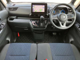 運転席まわりは機能的にまとまっています。足元が広々のインパネATです♪