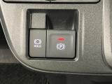 【電動パーキングブレーキ+オートブレーキホールド機能】 指先だけで簡単に操作が可能なパーキングブレーキ、スイッチを押すとブレーキペダルから足を離してもブレーキを保持できるオートブレーキホールド搭載。