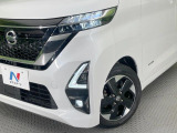 【LEDヘッドライト】悪天候や夜間走行時も良好な視界を確保し安心して運転できる高輝度LEDヘッドライトを装備!点灯速度が早く、消費電力も抑えられています。