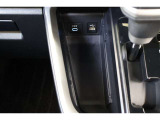 データ通信/給電用と、給電用(Type-C)のUSBポートが装備されています。車内にあると便利なアイテムですね!受電中のスマホなどの置き場に便利なポケットは使わないときはフタをしておけます。