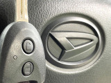 【キーレス】少し離れた場所からでもボタン一つでドアの開錠・施錠ができるのでとっても便利!ドアの鍵穴周りに傷をつけることもありません♪