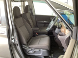 フロント広々、セパレートシートの運転席は、ハイトアジャスターが付いているので、快適にドライブができます。ハンドルはテレスコピック機能で、ハンドル位置を上・下・手前・奥に調節できます。