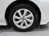 タイヤサイズは(185/65R15)で純正アルミホイールです。