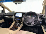 運転席まわりです。 各操作スイッチは使いやすい位置に配置されてます。