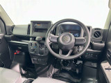 運転席まわりです。 各操作スイッチは使いやすい位置に配置されてます。