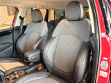 MINIのシートは体を包み込むようなデザインになっているので長時間運転しても疲れにくい設計です。