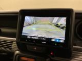 リバースギアに入れるだけで後方の表示へ切り替わります。夜間や雨の日の駐車も楽になりますよ。