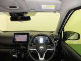 ドライバー目線で、使いやすく安全操作性と良好な視界を実現した運転席です。