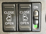 【両側パワースライドドア】スマートキーや運転席のスイッチで後席両側スライドドアの開閉が可能♪電動だから力を入れてドアを開ける必要が無く、小さなお子様でも簡単に開け閉めでき快適です♪