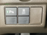 VSA装備車です。VSAはドライバーの操作と車の動きを見守っています。もし車の挙動が乱れたとき、4輪別々にブレーキをかけたり、エンジンパワーをしぼることによって車を安定させます。