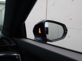 アウディサイドアシスト『後方の死角を並走する車両を検知しドアミラーの内側のLEDが点灯。ドライバーに注意を促し事故を未然に防ぐシステムです。』